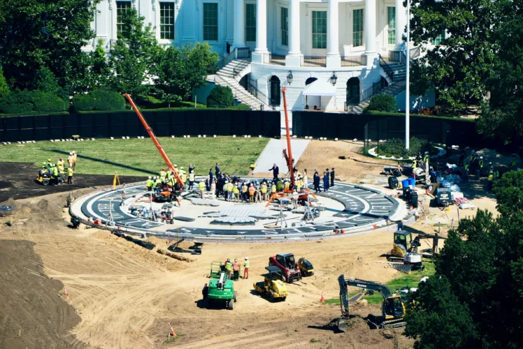 Trump shows off White House
